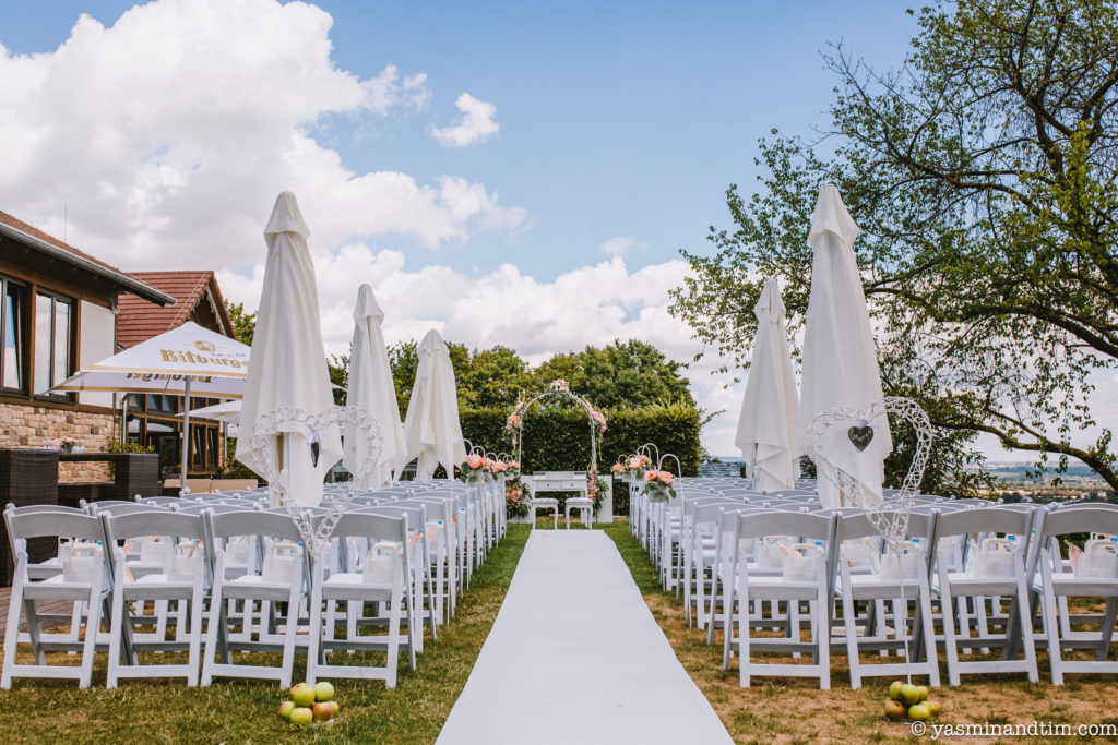 Wunderschöne Hochzeitslocation für die Trauung mit weißen Hussen draußen